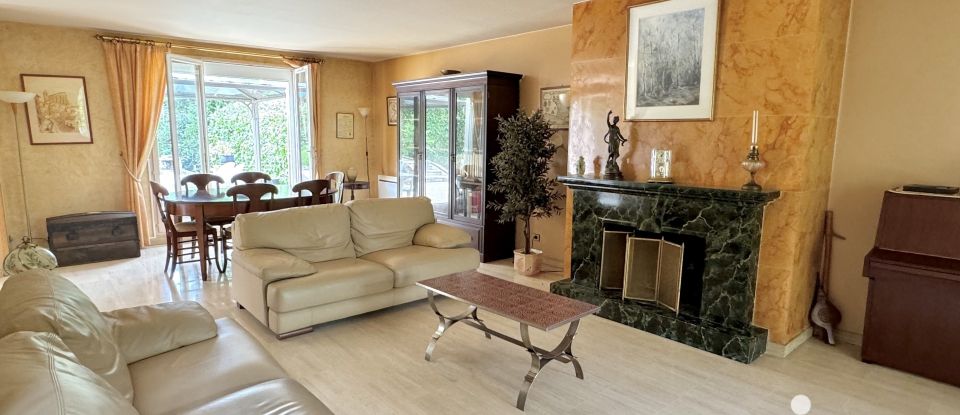 House 7 rooms of 166 m² in Saint-Germain-lès-Corbeil (91250)