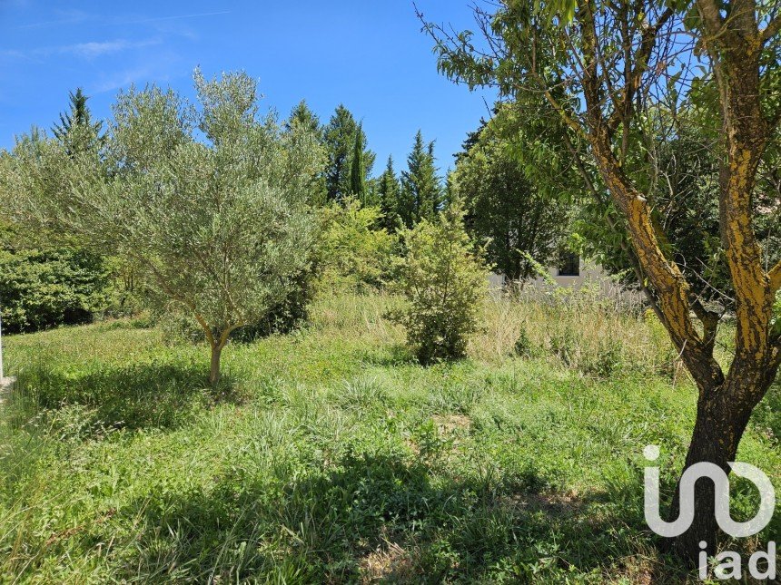 Land of 673 m² in Le Thor (84250)