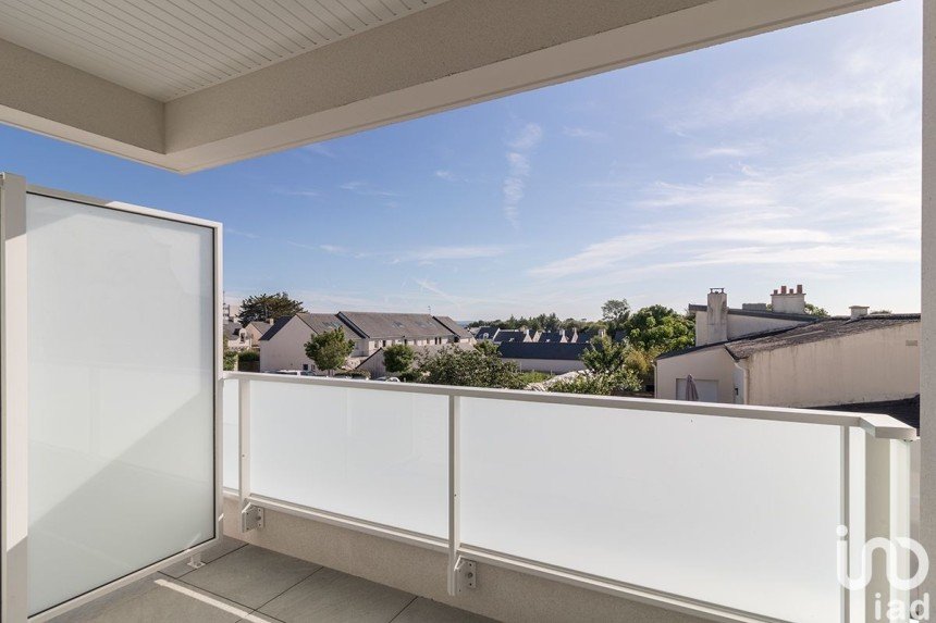 Apartment 3 rooms of 63 m² in Larmor-Plage (56260)