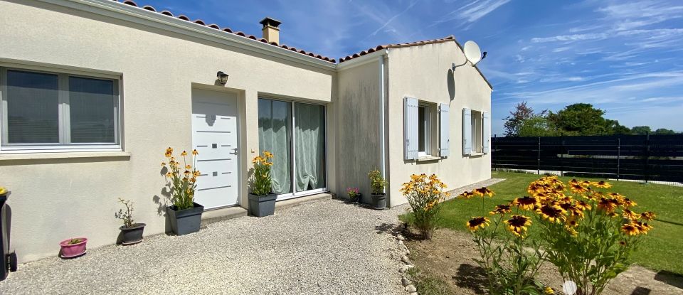 House 5 rooms of 93 m² in Le Chay (17600)