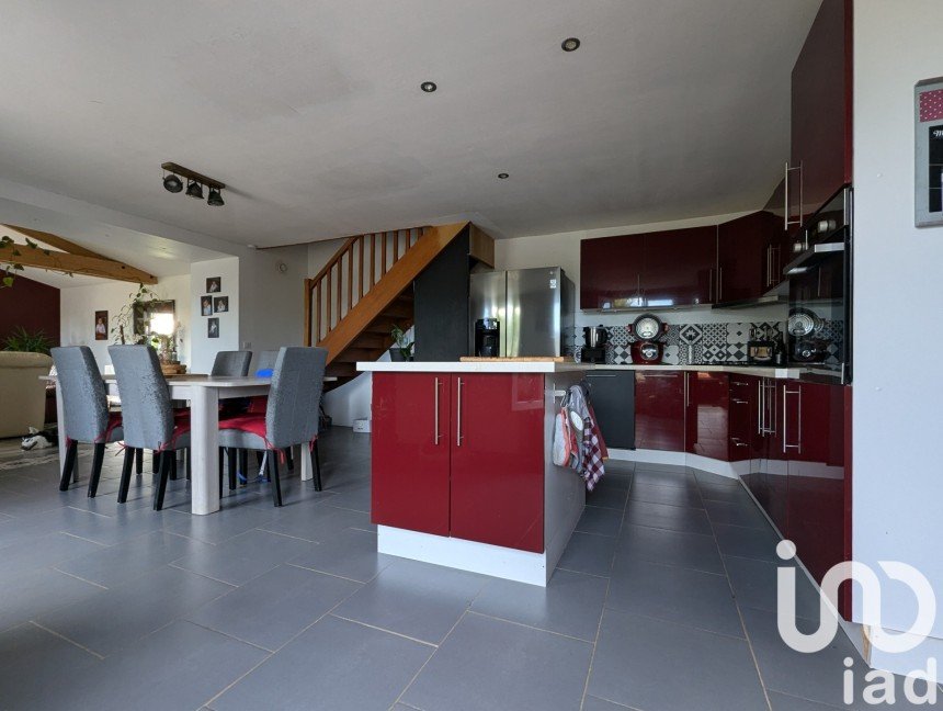 House 7 rooms of 155 m² in Saint-Léger-de-Montbrun (79100)