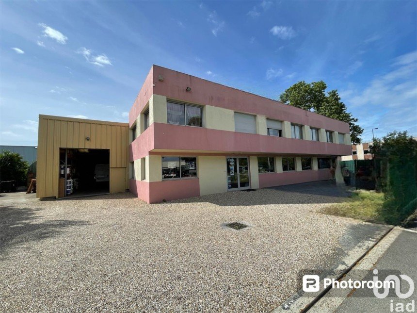 Business premises of 685 m² in Lisses (91090)