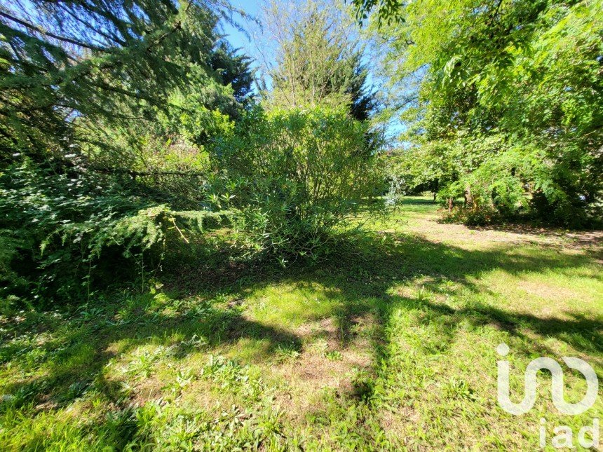 Land of 1,800 m² in Talais (33590)