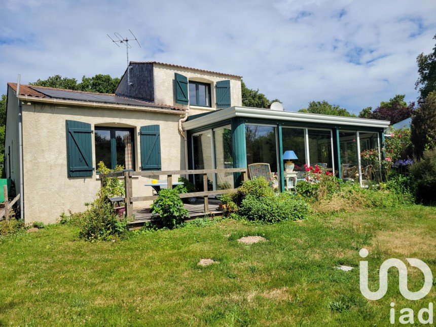 Maison traditionnelle 6 pièces de 157 m² à Saint-Avaugourd-des-Landes (85540)