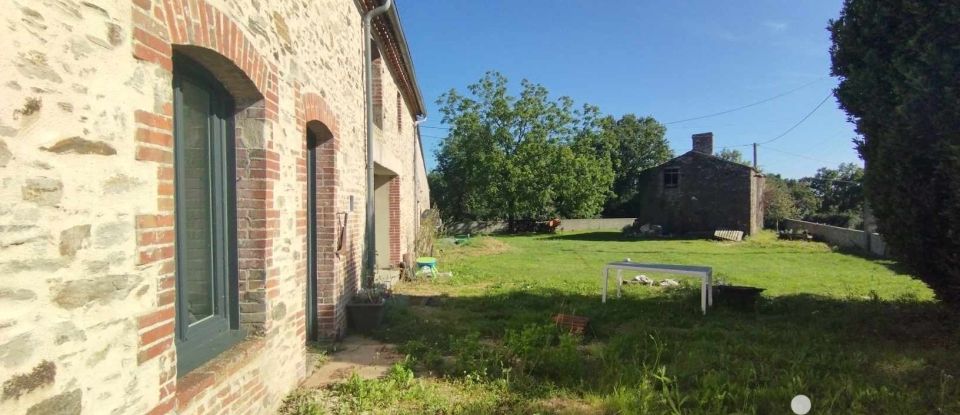 Maison de village 5 pièces de 133 m² à Saint-Martin-des-Noyers (85140)