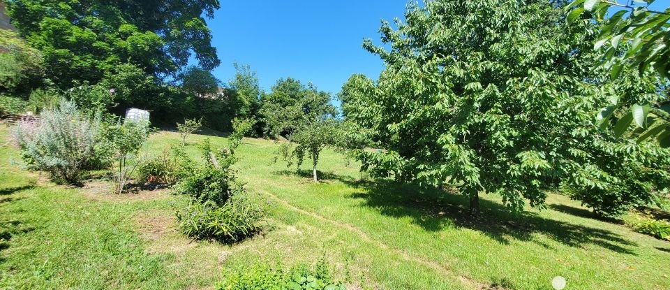 Land of 3,804 m² in Lacapelle-Marival (46120)