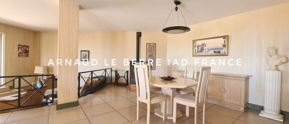 House 6 rooms of 204 m² in Six-Fours-les-Plages (83140)