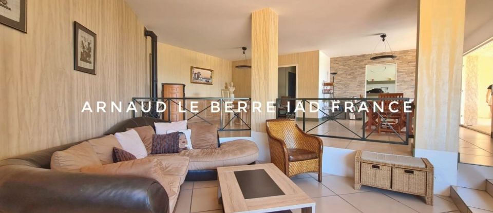 House 6 rooms of 204 m² in Six-Fours-les-Plages (83140)