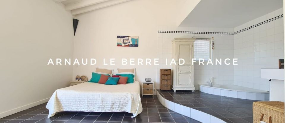 House 6 rooms of 204 m² in Six-Fours-les-Plages (83140)