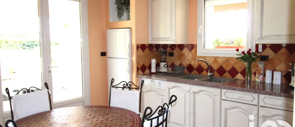 Traditional house 5 rooms of 145 m² in L'Isle-sur-la-Sorgue (84800)