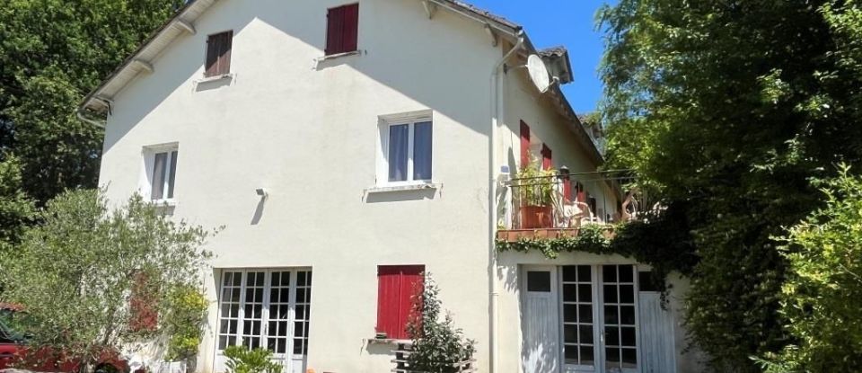 Maison 8 pièces de 230 m² à Champagnac-de-Belair (24530)