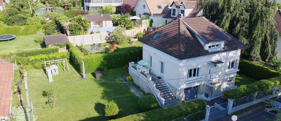 Traditional house 7 rooms of 130 m² in Saint-Rémy-lès-Chevreuse (78470)