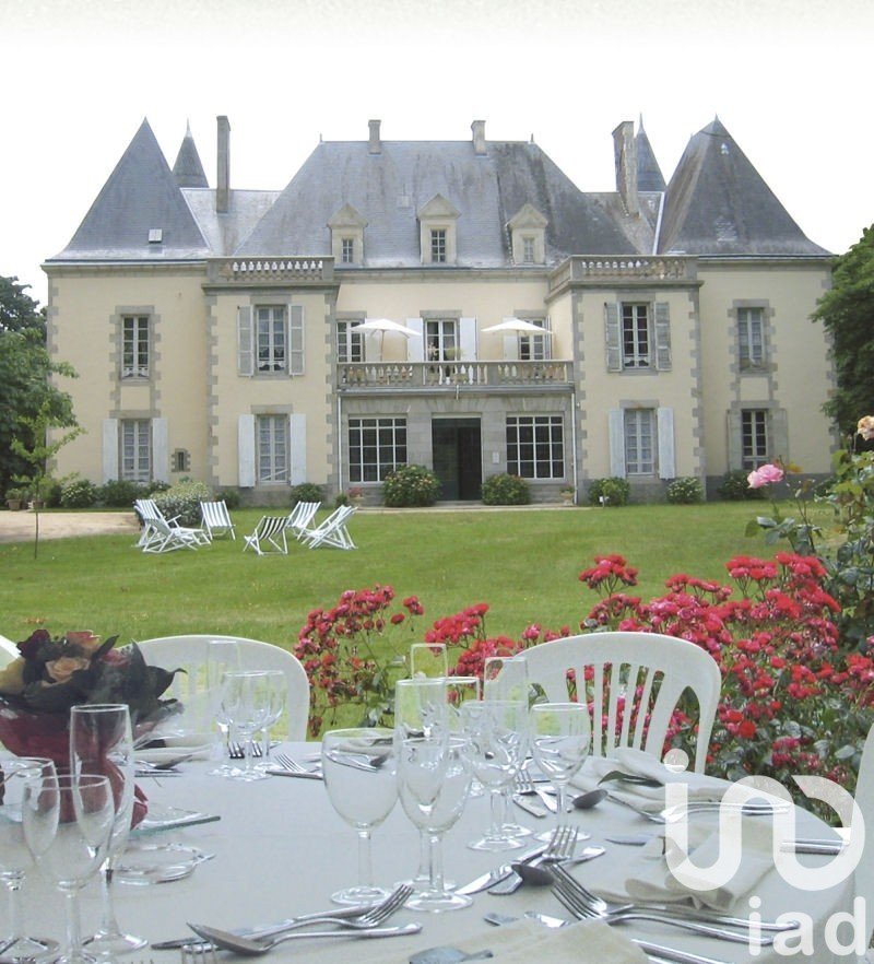 Castle 12 rooms of 550 m² in Saint-Denis-la-Chevasse (85170)