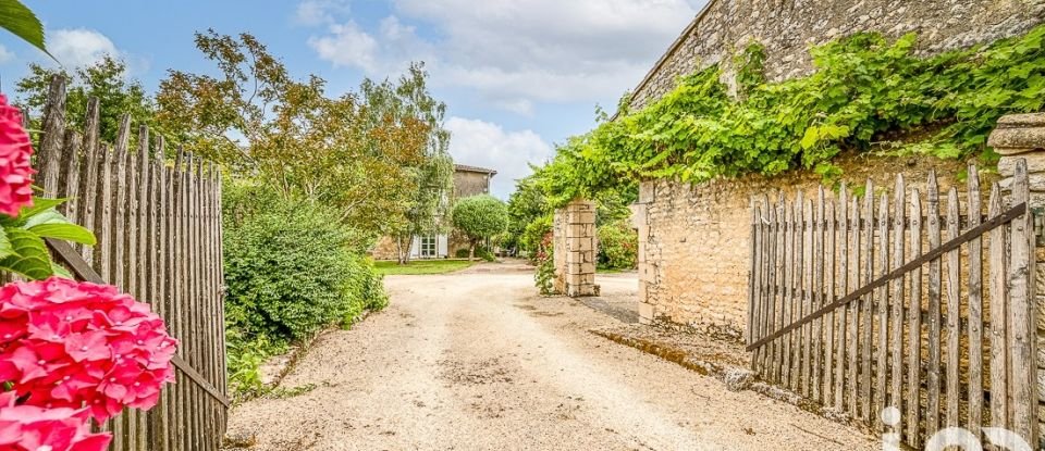 Maison 11 pièces de 242 m² à François (79260)