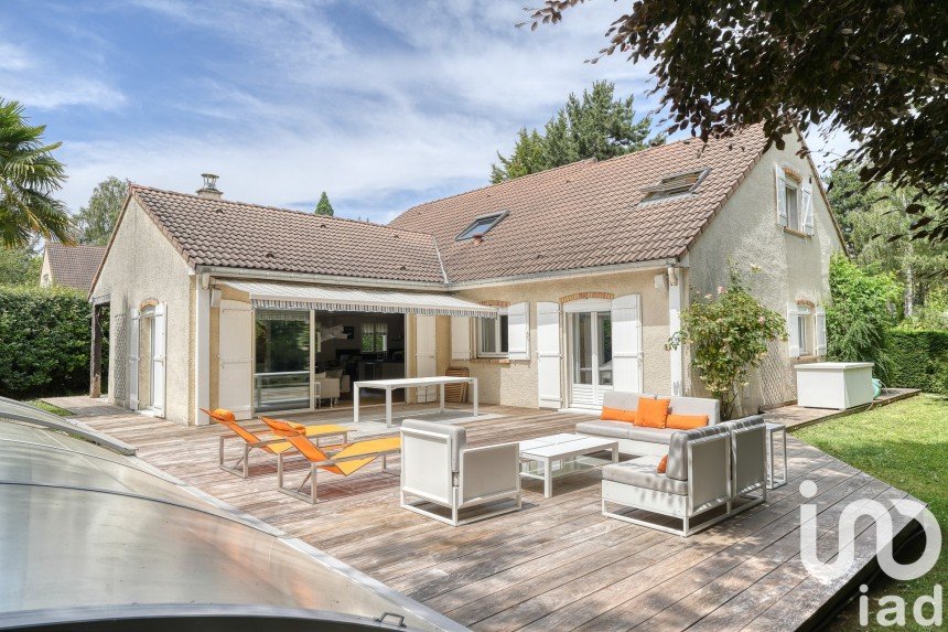 Maison traditionnelle 9 pièces de 243 m² à Villennes-sur-Seine (78670)