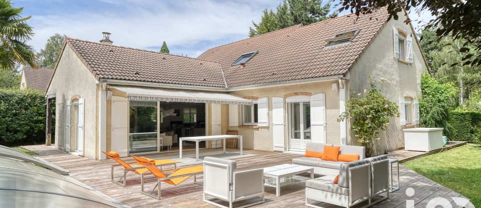 Maison traditionnelle 9 pièces de 243 m² à Villennes-sur-Seine (78670)