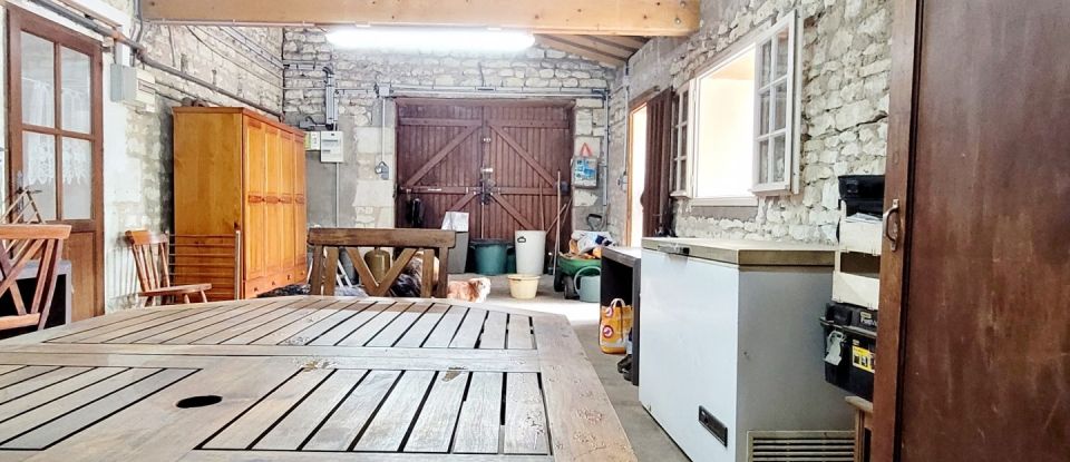 Maison de campagne 7 pièces de 196 m² à Savigny-sous-Faye (86140)