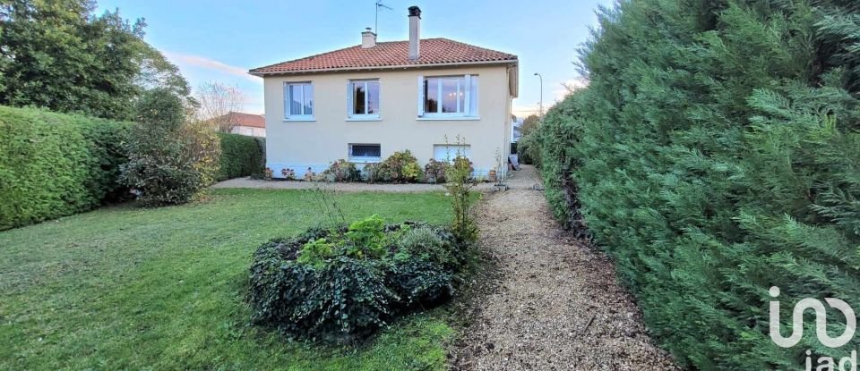 Traditional house 3 rooms of 82 m² in Nouaillé-Maupertuis (86340)