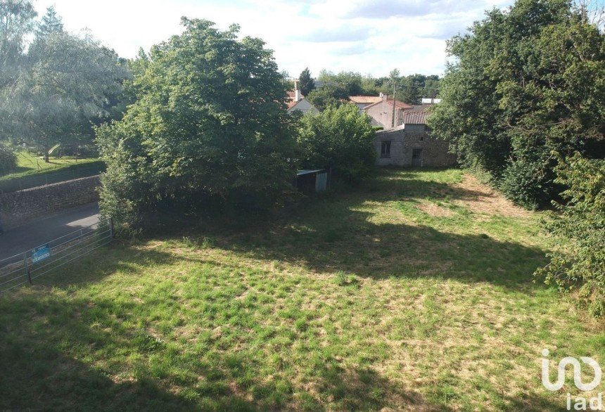 Land of 1,700 m² in Chiré-en-Montreuil (86190)