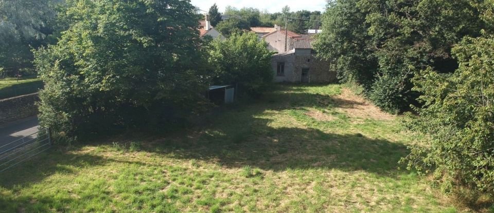 Land of 1,700 m² in Chiré-en-Montreuil (86190)