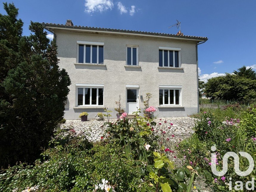 Traditional house 7 rooms of 150 m² in Amailloux (79350)