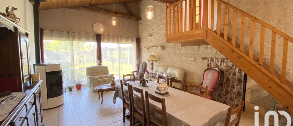 Country house 9 rooms of 230 m² in Fontaines-d'Ozillac (17500)