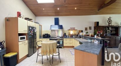 Country house 9 rooms of 230 m² in Fontaines-d'Ozillac (17500)