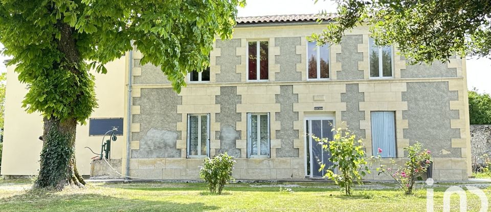 Maison de campagne 9 pièces de 230 m² à Fontaines-d'Ozillac (17500)