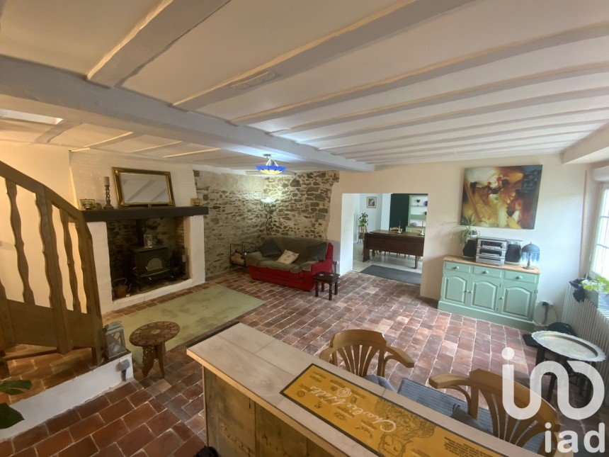 Traditional house 8 rooms of 171 m² in Saint-Michel-de-la-Roë (53350)