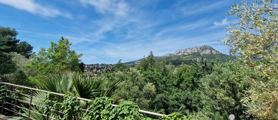 Maison traditionnelle 10 pièces de 227 m² à Toulon (83200)