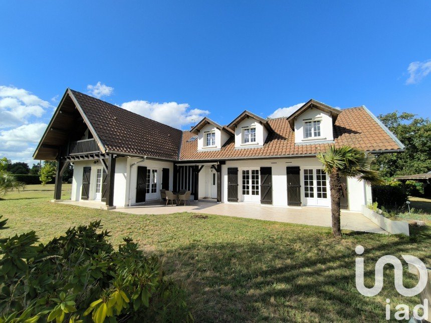 Maison traditionnelle 8 pièces de 230 m² à Rion-des-Landes (40370)