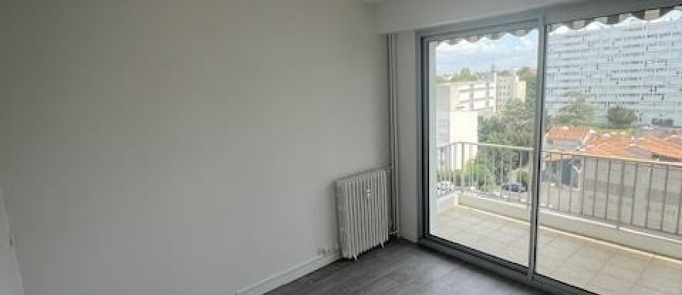 Apartment 3 rooms of 80 m² in La Rochelle (17000)