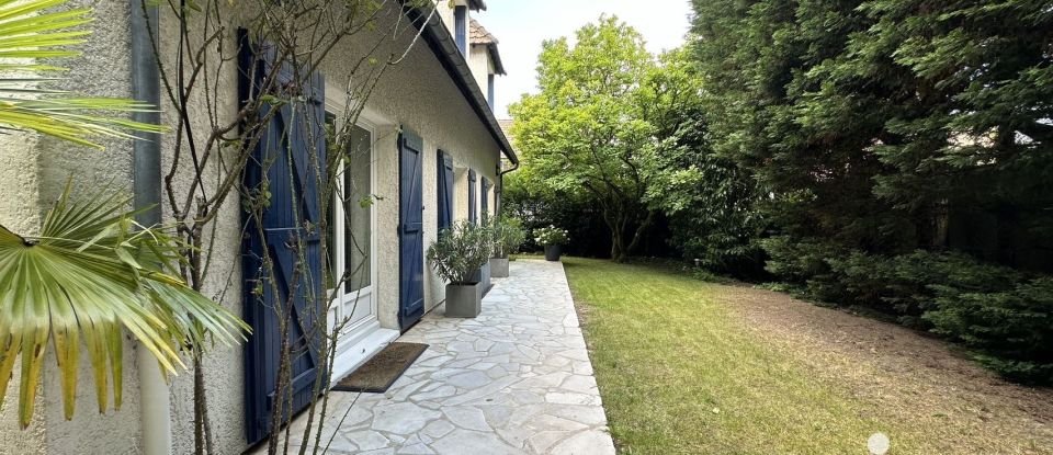 Traditional house 10 rooms of 198 m² in Noisy-le-Roi (78590)