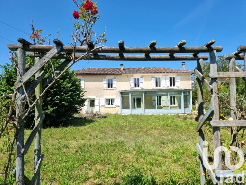 Maison traditionnelle 6 pièces de 202 m² à Saint-Cybardeaux (16170)