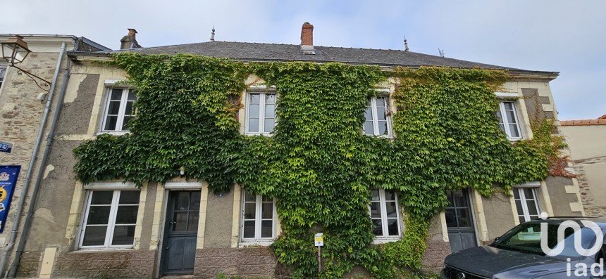 Traditional house 9 rooms of 275 m² in Saint-Fiacre-sur-Maine (44690)