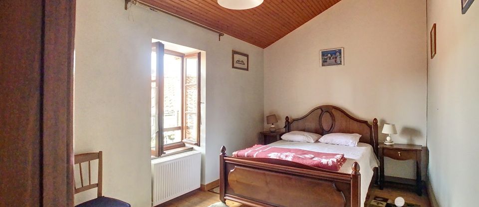 House 8 rooms of 205 m² in Taugon (17170)