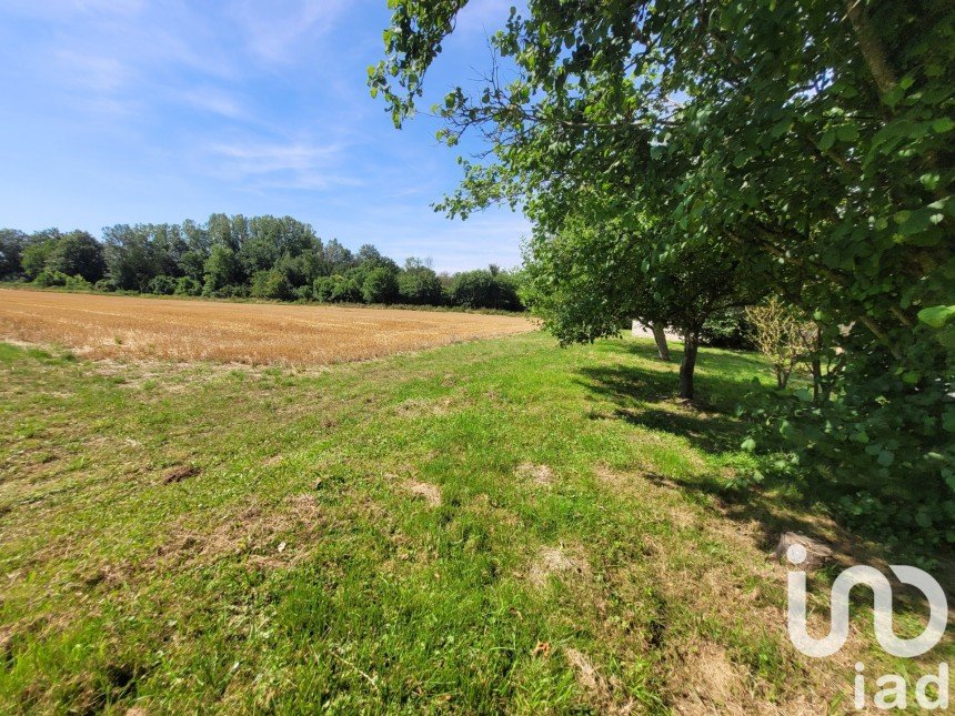 Land of 2,087 m² in Neuvy (51310)