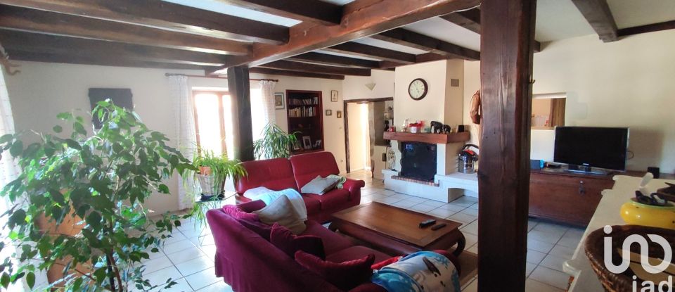 House 5 rooms of 136 m² in La Mothe-Saint-Héray (79800)