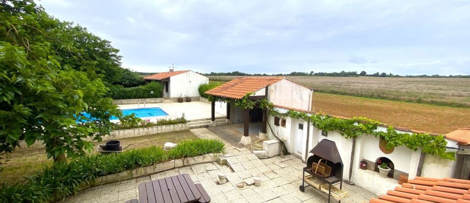 House 8 rooms of 225 m² in Saint-Vincent-sur-Graon (85540)