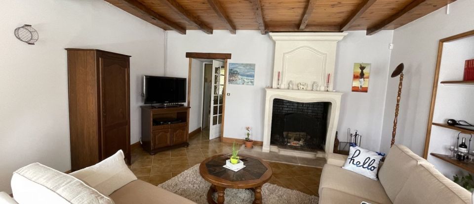 House 6 rooms of 135 m² in Saint-Fort-sur-Gironde (17240)