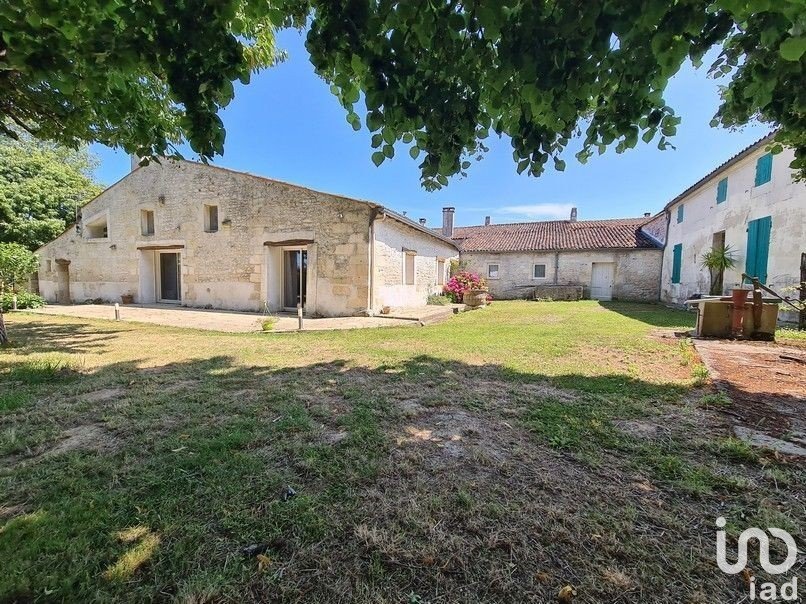 House 5 rooms of 158 m² in Écurat (17810)