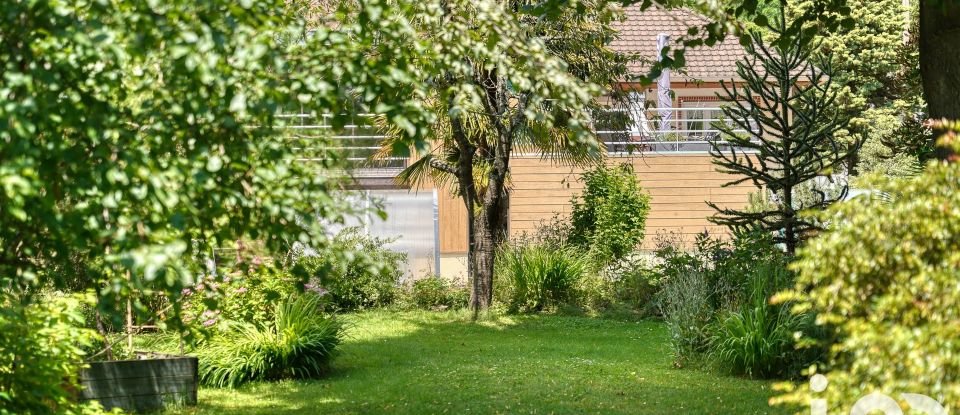 Traditional house 8 rooms of 160 m² in Vaux-sur-Seine (78740)