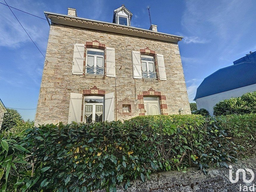 House 8 rooms of 137 m² in Saint-Cast-le-Guildo (22380)