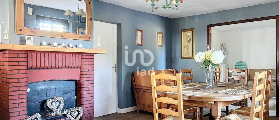 House 11 rooms of 220 m² in Lapenty (50600)