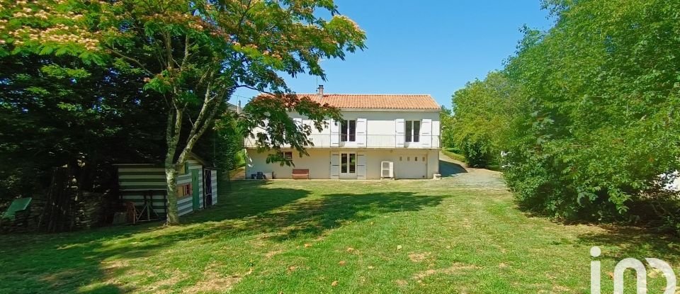 Maison 6 pièces de 135 m² à Saint-Michel-le-Cloucq (85200)