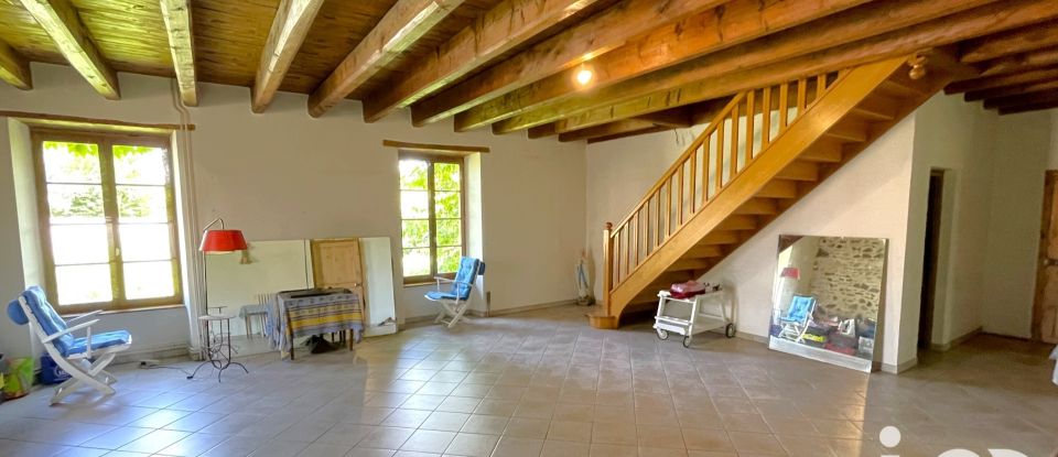 Maison traditionnelle 9 pièces de 215 m² à Lamontgie (63570)