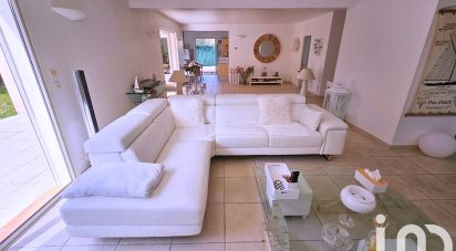 House 6 rooms of 185 m² in Saint-Cyr-sur-Mer (83270)