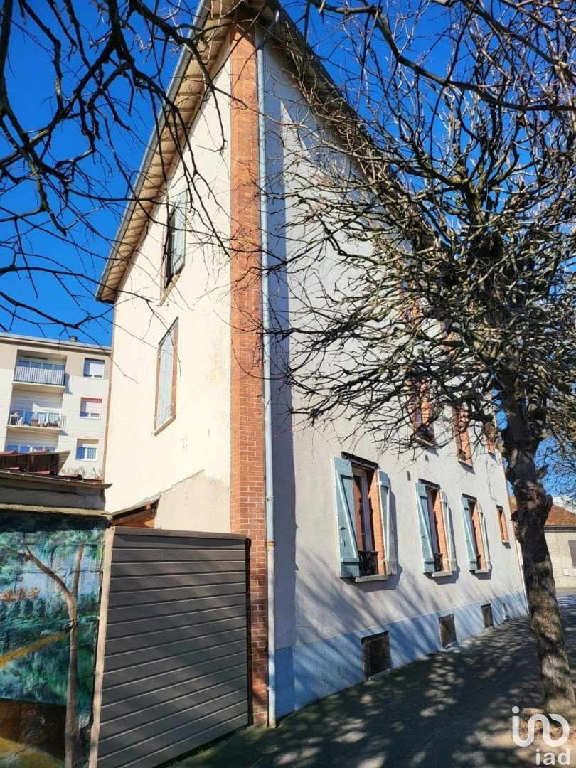 Building in Montereau-Fault-Yonne (77130) of 294 m²