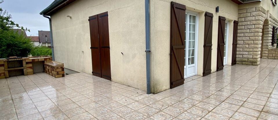 Maison traditionnelle 9 pièces de 230 m² à Mareuil-lès-Meaux (77100)