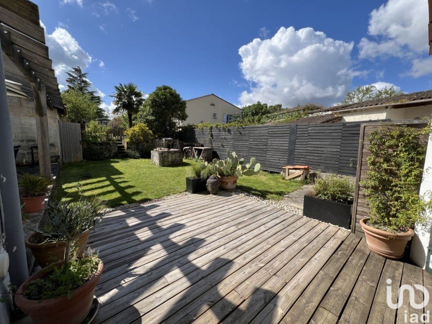 Maison 8 pièces de 210 m² à Ruelle-sur-Touvre (16600)